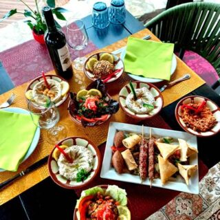 Table avec plats syriens au restaurant le Sémiramis