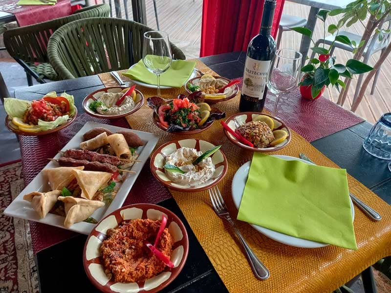 Table avec plats syriens et orientaux à la Grande Motte